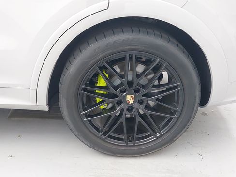 Certified 2025 Porsche Cayenne E-Hybrid AWD/4WD image 36
