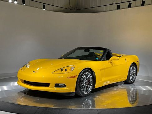 Used 2005 Chevrolet Corvette Coupe w/ Preferred Equipment Group RWD image 2