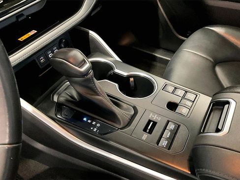 Used 2023 Toyota Highlander XLE image 11