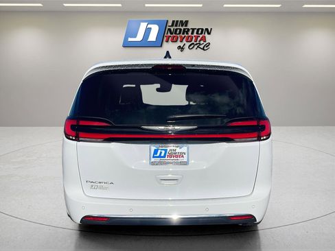Used 2023 Chrysler Pacifica Touring-L image 6