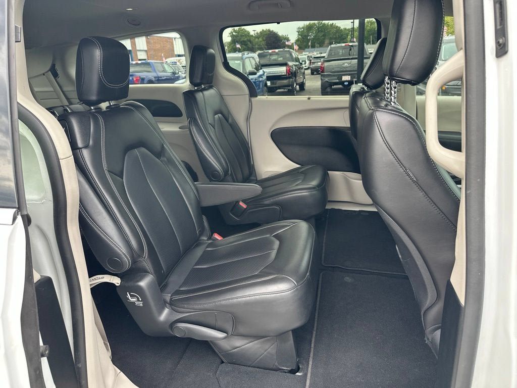 Used 2023 Chrysler Pacifica Touring-L FWD image 11