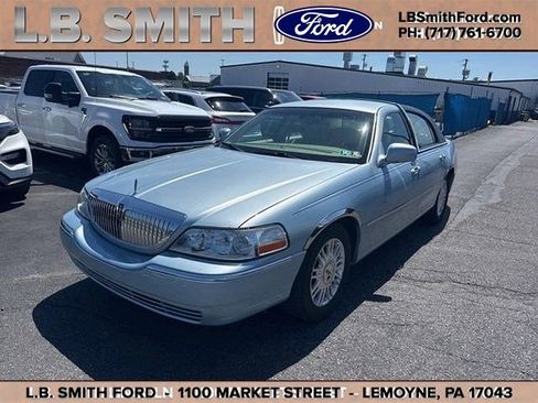 Used 2011 Lincoln Town Car Signature Limited RWD image 1