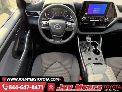 Used 2025 Toyota Highlander LE image 14