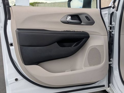 Used 2023 Chrysler Pacifica Touring-L FWD image 15