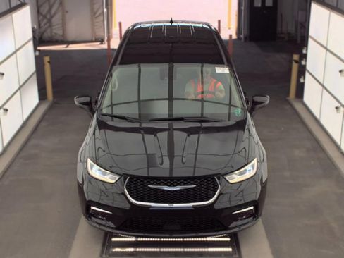 Used 2023 Chrysler Pacifica Touring-L FWD image 2
