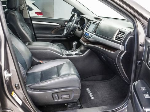 Used 2019 Toyota Highlander XLE image 17