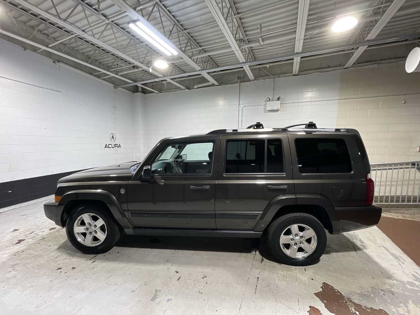 Used 2006 Jeep Commander 4WD image 3
