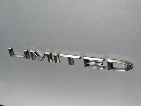 Used 2022 Chrysler Pacifica Limited FWD image 6