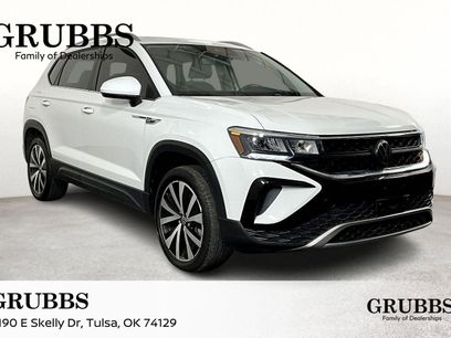 Used 2023 Volkswagen Taos SE w/ Panoramic Sunroof Package