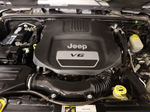 Used 2015 Jeep Wrangler Unlimited Sahara w/ Connectivity Group image 17