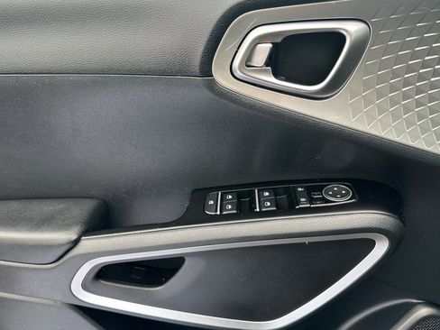 Used 2022 Kia Soul LX w/ Technology Package image 12