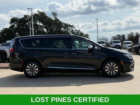 Used 2023 Chrysler Pacifica Limited FWD image 5