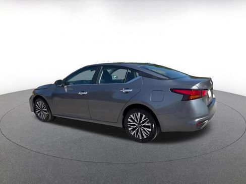 Used 2025 Nissan Altima 2.5 SV image 10