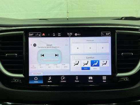 Used 2022 Chrysler Pacifica Touring-L FWD image 32