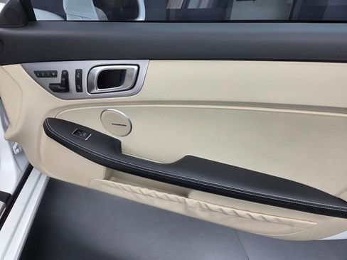 Used 2016 Mercedes-Benz SLK 300 image 18