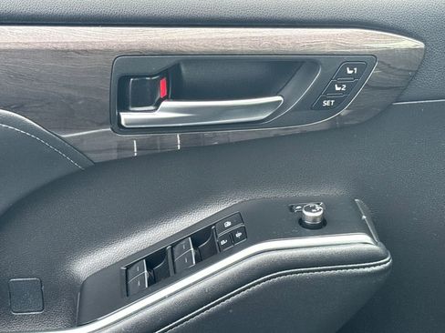 Used 2024 Toyota Highlander Platinum image 37