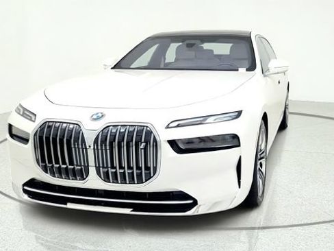 Used 2023 BMW i7 xDrive60 AWD/4WD image 3