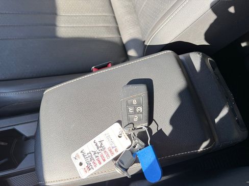 Used 2022 Volkswagen Tiguan SE w/ Panoramic Sunroof Package image 38