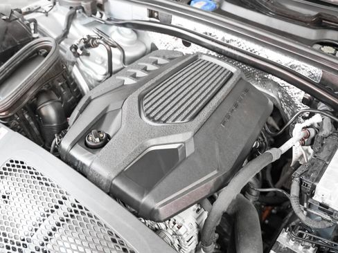 Certified 2025 Porsche Macan image 12