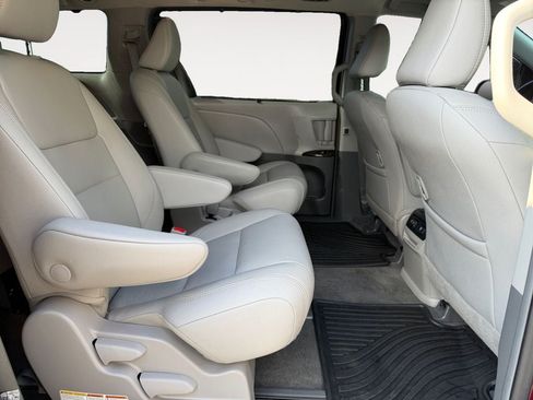 Used 2018 Toyota Sienna XLE Premium w/ Outdoor Package AWD/4WD image 23