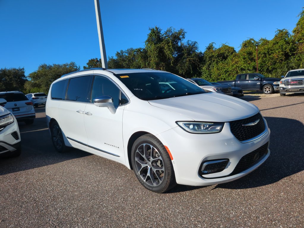 Used 2024 Chrysler Pacifica Pinnacle FWD image 3
