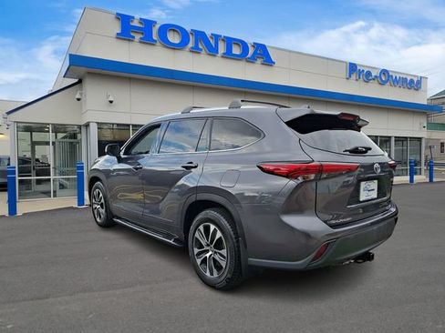 Used 2021 Toyota Highlander XLE AWD/4WD image 6