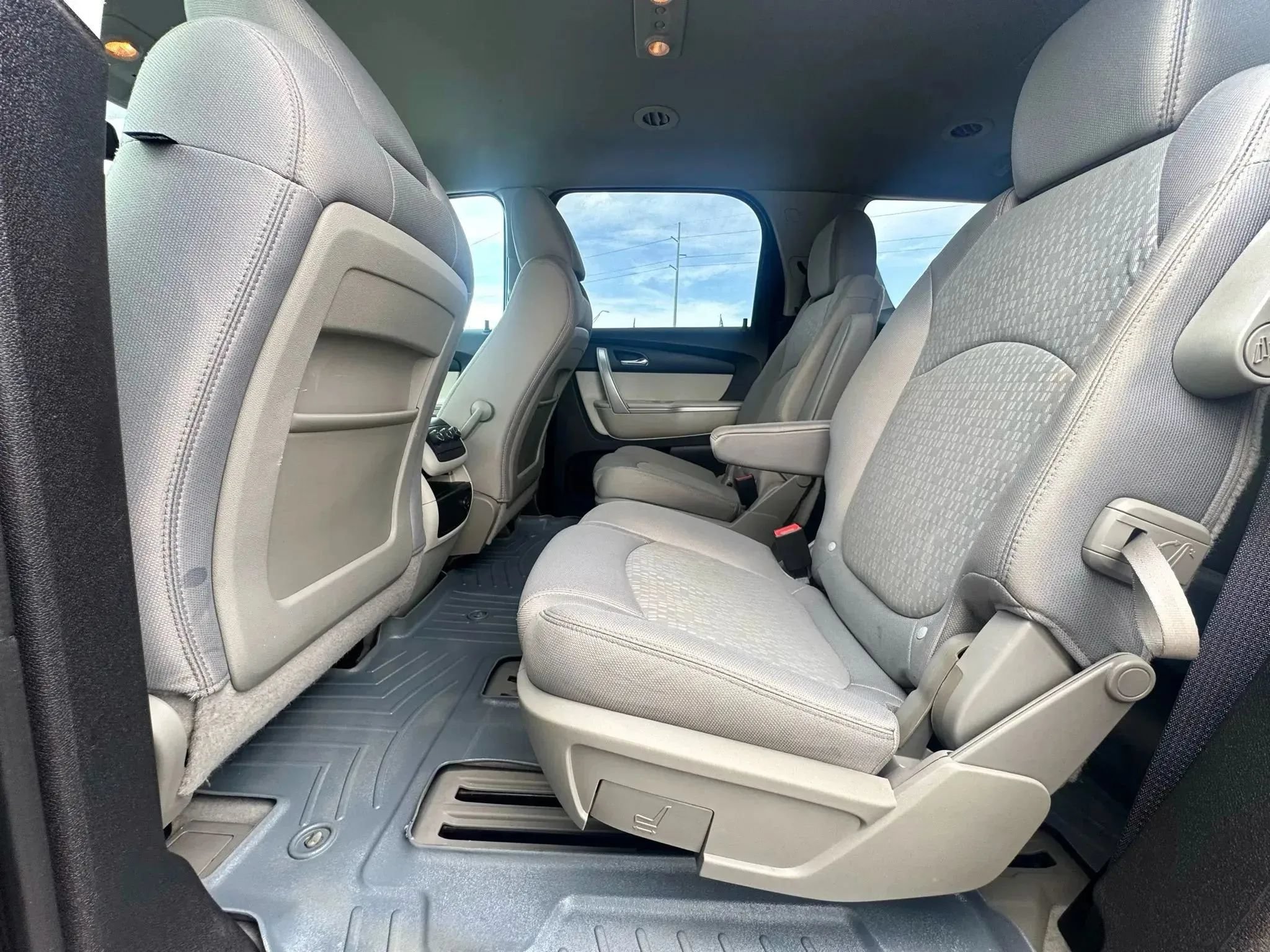 Used 2011 GMC Acadia SLE FWD image 18