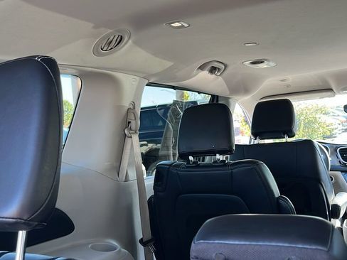 Used 2024 Chrysler Pacifica Touring-L image 41