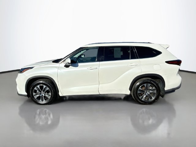Used 2021 Toyota Highlander XLE AWD/4WD image 4