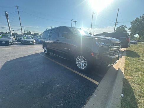 Used 2021 Chevrolet Suburban LT AWD/4WD image 3