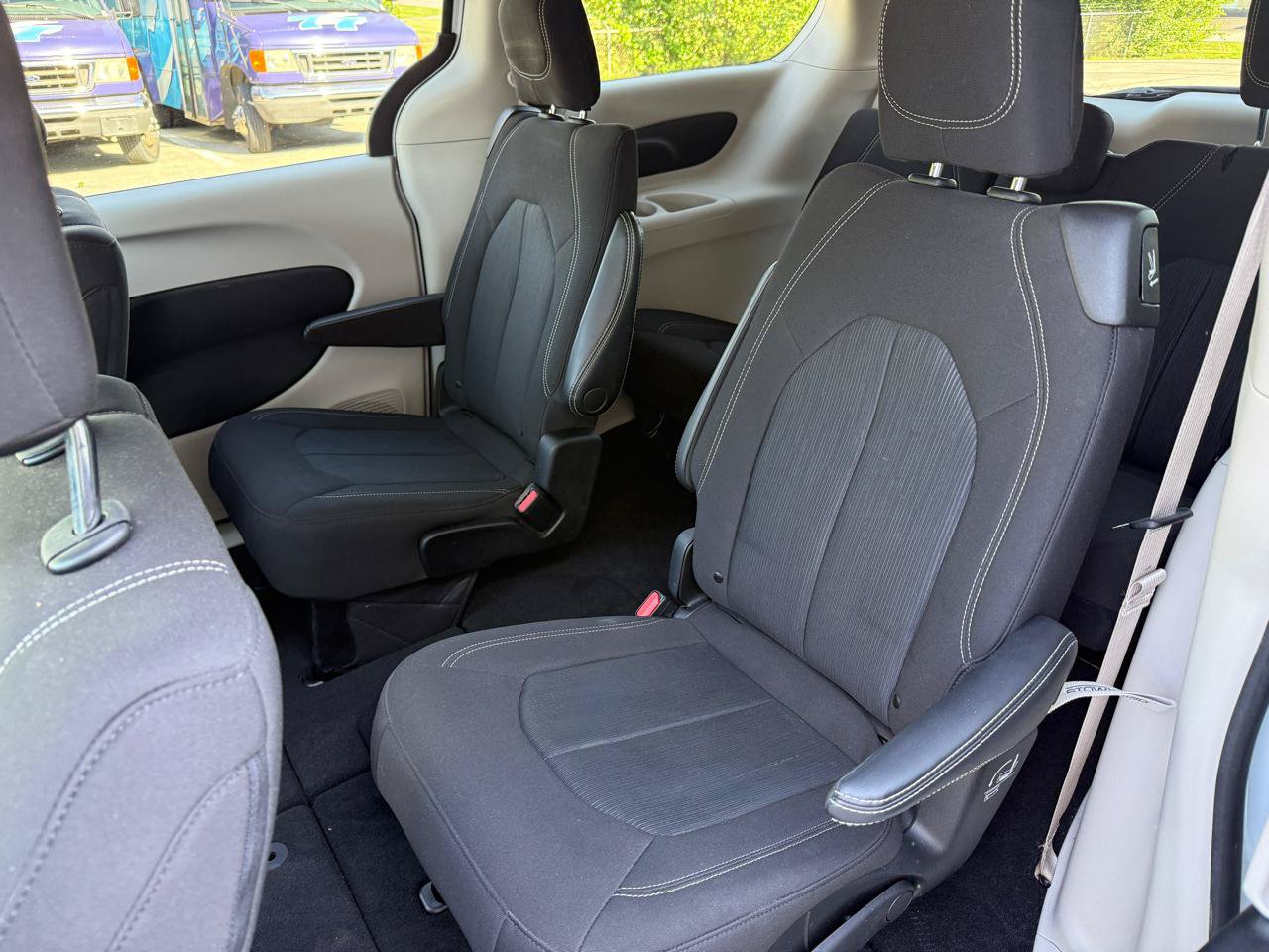 Used 2022 Chrysler Voyager LX FWD image 22