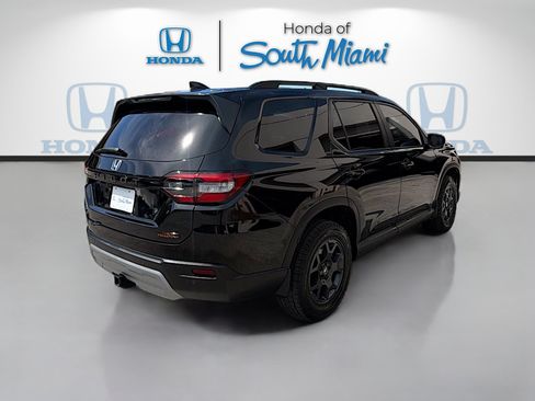 Used 2025 Honda Pilot TrailSport image 7