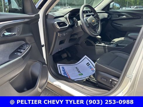 Used 2023 Chevrolet TrailBlazer LT w/ Convenience Package FWD image 11