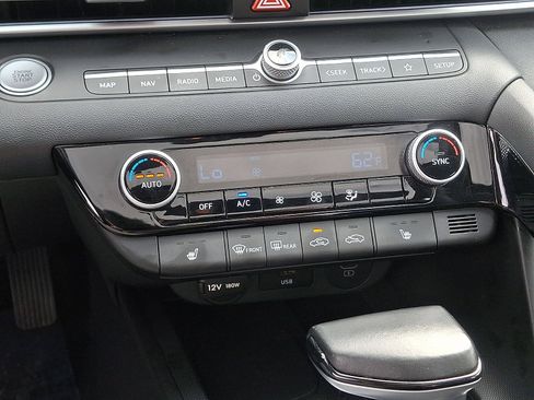 Used 2024 Hyundai Elantra Limited FWD image 16