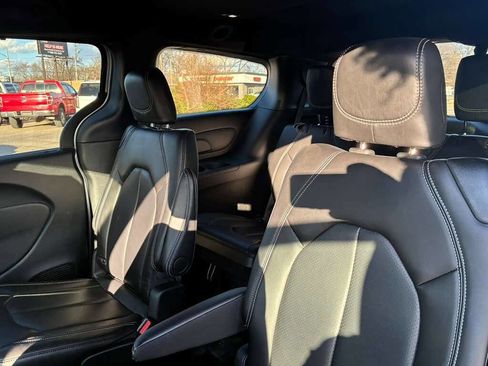 Used 2026 Chrysler Pacifica Select image 10