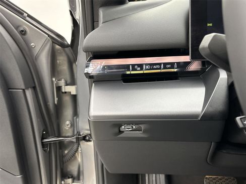 Used 2024 BMW i5 eDrive40i w/ Premium Package image 31