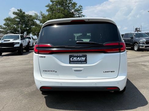 Used 2025 Chrysler Pacifica Limited FWD image 6