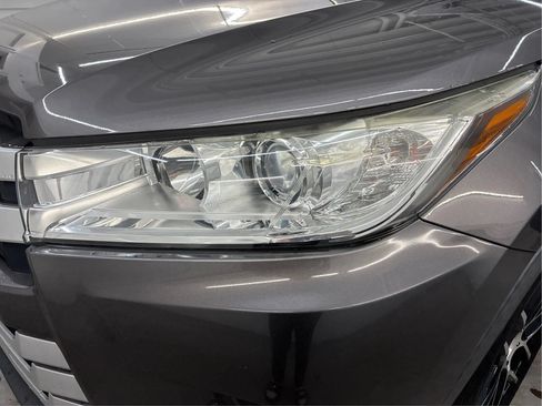 Used 2019 Toyota Highlander XLE AWD/4WD image 32