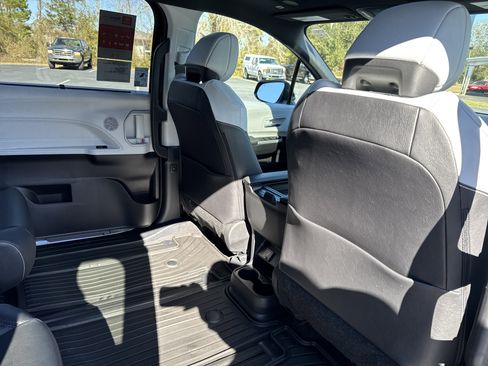 New 2026 Toyota Sienna XSE image 34