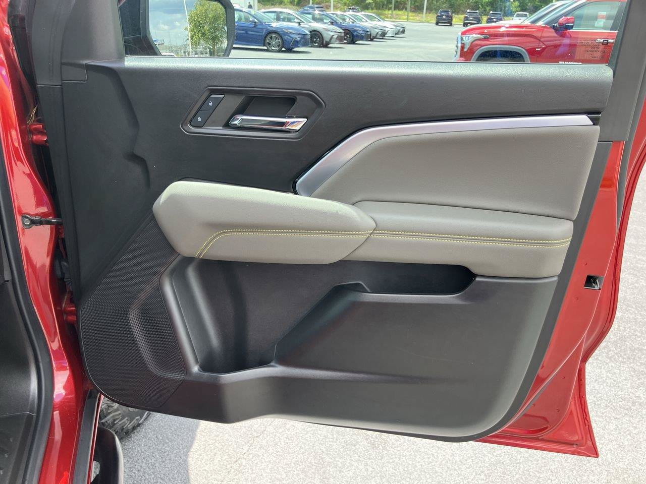 Used 2024 Chevrolet Colorado ZR2 w/ ZR2 Convenience Package III AWD/4WD image 34