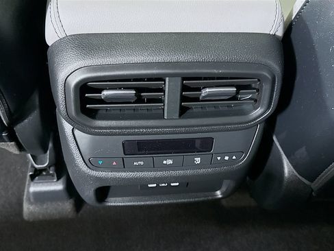 Used 2024 Honda Pilot Touring image 28