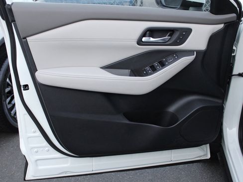 Certified 2025 Nissan Rogue SL w/ Tech Package image 16