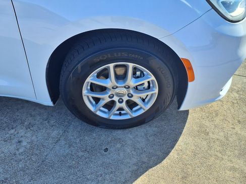 Used 2023 Chrysler Pacifica Touring-L FWD image 7