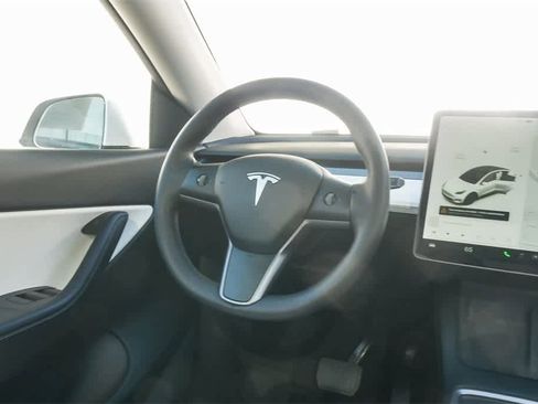 Used 2022 Tesla Model Y Long Range image 14