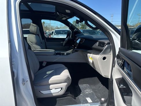 New 2026 Jeep Grand Wagoneer Summit image 34