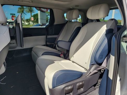 Used 2025 Kia Carnival SX Prestige FWD image 9