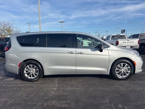 New 2026 Chrysler Pacifica Limited image 6