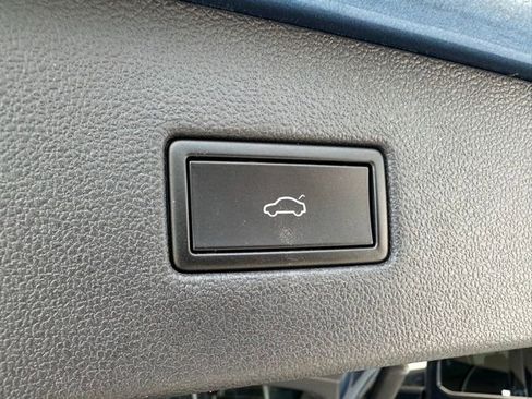 Used 2019 Volkswagen Tiguan SEL FWD image 30