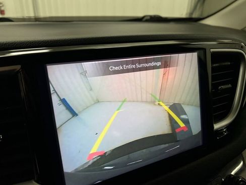 Used 2022 Chrysler Pacifica Touring-L image 15