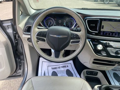 Used 2020 Chrysler Pacifica Limited FWD image 22
